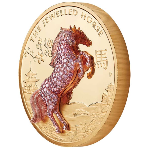 Фигура вставшей на дыбы лошади с развивающейся гривой и хвостом выполнена из 18-каратного розового золота