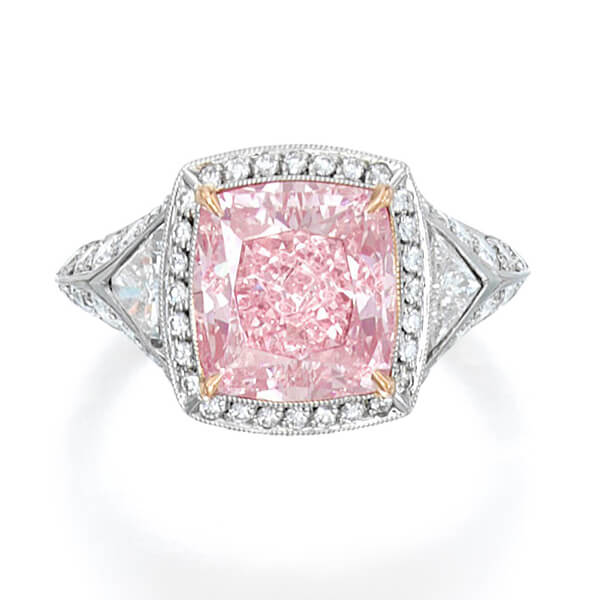 Третье место заняло изысканное кольцо с розовым бриллиантом весом 3,75 карат