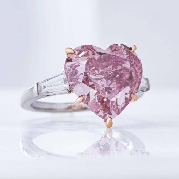 Фантазийный яркий пурпурно-розовый бриллиант огранки «сердце» весом 6,75 карат
