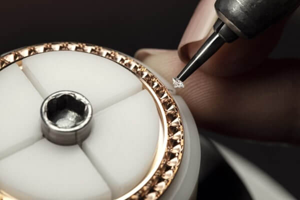 Мастера бренда создают тонкую полоску из драгоценного металла по обе стороны от бриллиантов