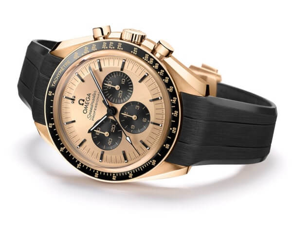 Часы Omega Speedmaster Moonwatch с корпусом из Moonshine™ Gold и каучуковым браслетом